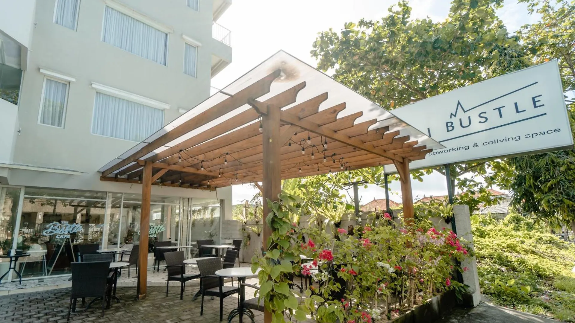 Bali Bustle Kuta Coliving & Coworking Space Legian  0*, Legian (Bali)